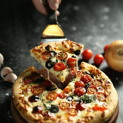 piza vegana con verdura cortada con mandolina de cocina